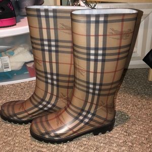 Barely worn size 37 (7) Burberry rain boots